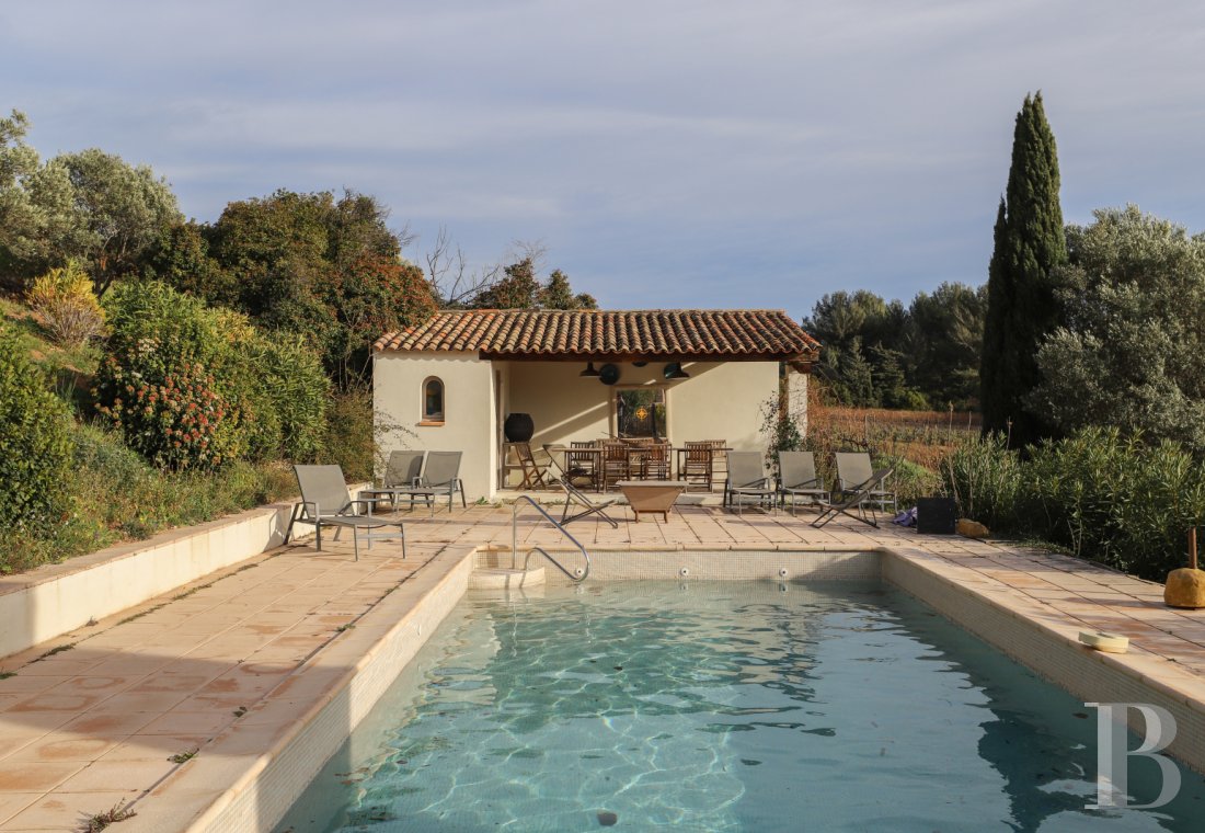 An 18th century bastide surrounded by vineyards and olive trees on the heights of Ollioules in the Var - photo  n°2